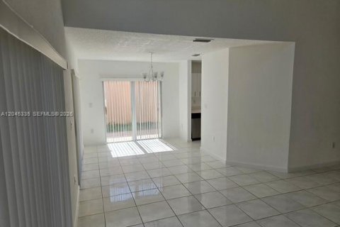 House in Doral, Florida 3 bedrooms, 191.29 sq.m. № 2270674 - photo 7