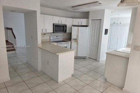 House in Doral, Florida 3 bedrooms, 191.29 sq.m. № 2270674 - photo 5