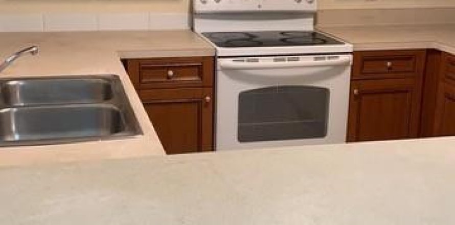 Townhouse in Opa-locka, Florida 3 bedrooms, 117.34 sq.m. № 1228672