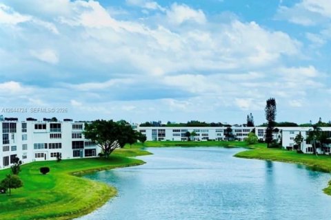 Condo in West Palm Beach, Florida, 1 bedroom  № 2187666 - photo 2