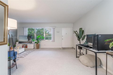 Condo in Pembroke Pines, Florida, 1 bedroom  № 2088730 - photo 6