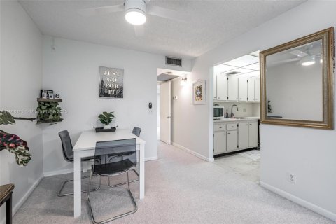 Condo in Pembroke Pines, Florida, 1 bedroom  № 2088730 - photo 10