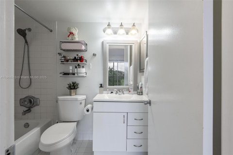 Condo in Pembroke Pines, Florida, 1 bedroom  № 2088730 - photo 17