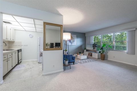Condo in Pembroke Pines, Florida, 1 bedroom  № 2088730 - photo 5
