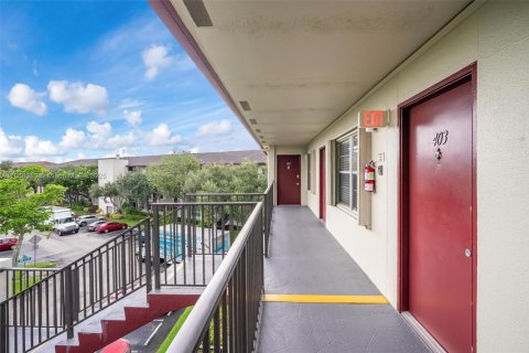 Condo in Pembroke Pines, Florida, 1 bedroom  № 2088730 - photo 3