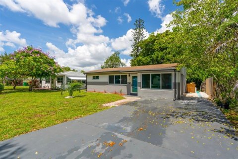 House in Dania Beach, Florida 3 bedrooms, 115.57 sq.m. № 1932509 - photo 2