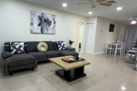 House in Dania Beach, Florida 3 bedrooms, 115.57 sq.m. № 1932509 - photo 5