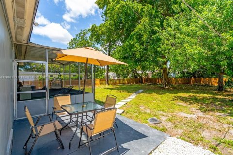 House in Dania Beach, Florida 3 bedrooms, 115.57 sq.m. № 1932509 - photo 24