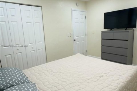 House in Dania Beach, Florida 3 bedrooms, 115.57 sq.m. № 1932509 - photo 10