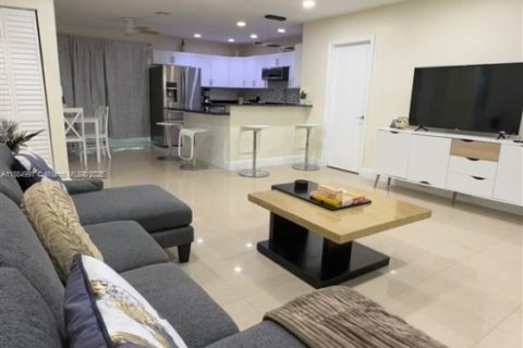 House in Dania Beach, Florida 3 bedrooms, 115.57 sq.m. № 1932509 - photo 4