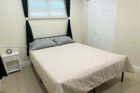 House in Dania Beach, Florida 3 bedrooms, 115.57 sq.m. № 1932509 - photo 11