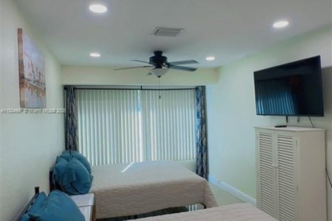 House in Dania Beach, Florida 3 bedrooms, 115.57 sq.m. № 1932509 - photo 12