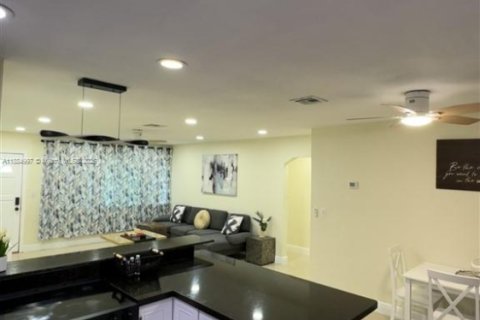 House in Dania Beach, Florida 3 bedrooms, 115.57 sq.m. № 1932509 - photo 6