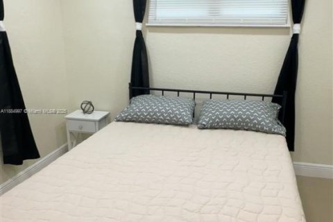 House in Dania Beach, Florida 3 bedrooms, 115.57 sq.m. № 1932509 - photo 9