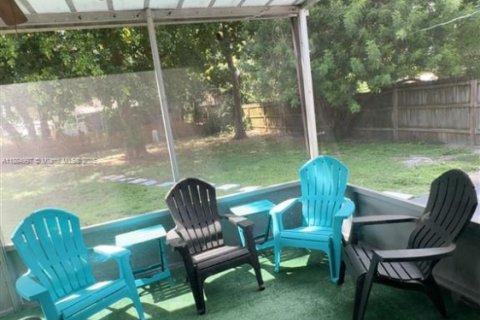 House in Dania Beach, Florida 3 bedrooms, 115.57 sq.m. № 1932509 - photo 23