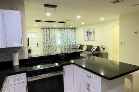 House in Dania Beach, Florida 3 bedrooms, 115.57 sq.m. № 1932509 - photo 3