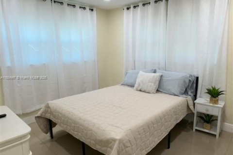 House in Dania Beach, Florida 3 bedrooms, 115.57 sq.m. № 1932509 - photo 7