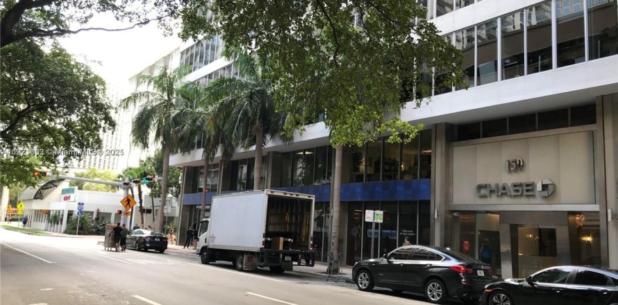 Commercial property in Miami, Florida № 2158565