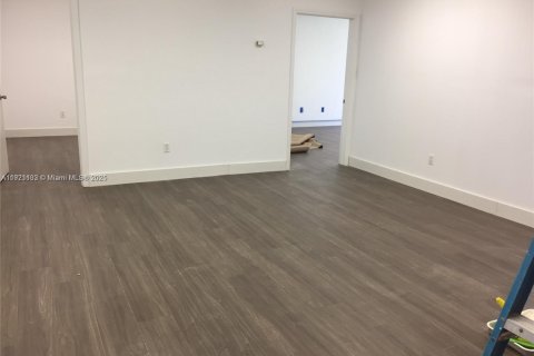 Commercial property in Miami, Florida № 2158565 - photo 10
