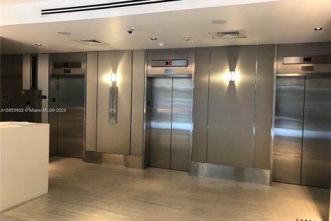 Commercial property in Miami, Florida № 2158565 - photo 12