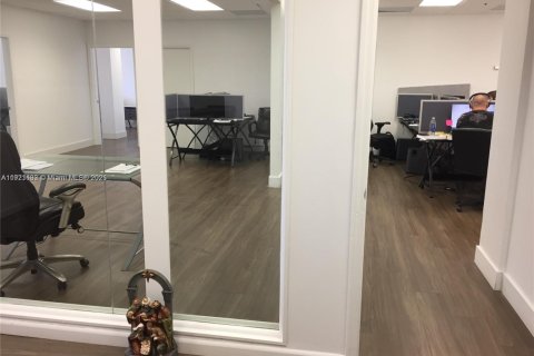 Commercial property in Miami, Florida № 2158565 - photo 8