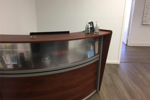 Commercial property in Miami, Florida № 2158565 - photo 11