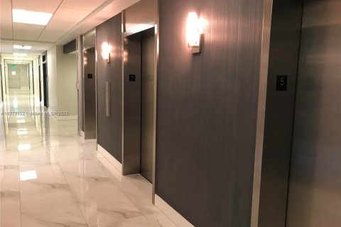 Commercial property in Miami, Florida № 2158565 - photo 2