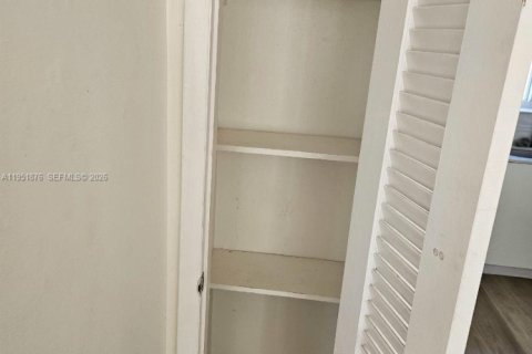 Снять в аренду квартиру в Майами, Флорида 2 спальни, 349.31м2, № 2006073 - фото 11