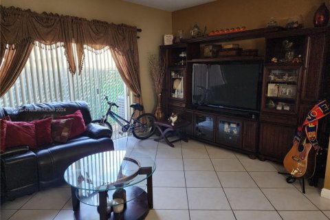 Adosado en venta en Miami, Florida, 3 dormitorios, 135.64 m2 № 1984759 - foto 3