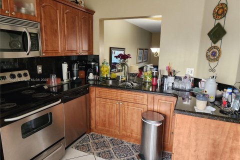 Adosado en venta en Miami, Florida, 3 dormitorios, 135.64 m2 № 1984759 - foto 1