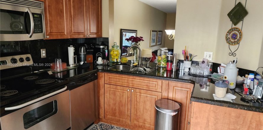 Adosado en Miami, Florida 3 dormitorios, 135.64 m2 № 1984759