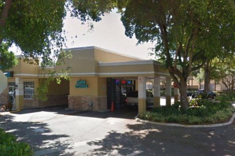 Commercial property in Plantation, Florida 2152.17 sq.m. № 1564561 - photo 4