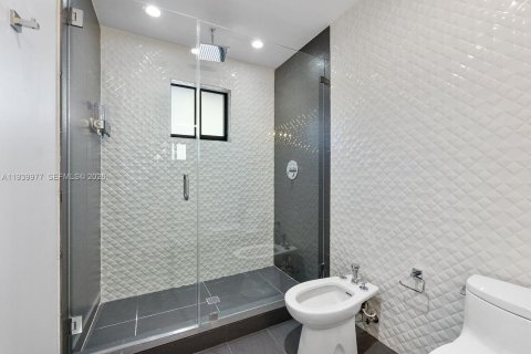 Casa en venta en Miami, Florida, 5 dormitorios, 334.54 m2 № 2000678 - foto 23
