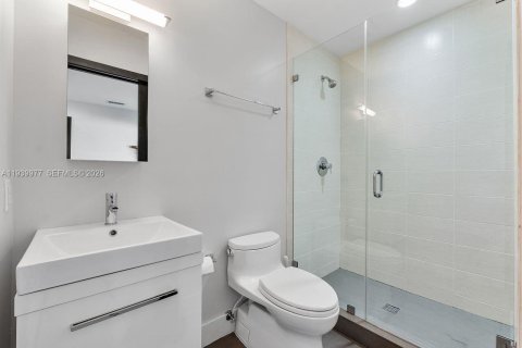 Casa en venta en Miami, Florida, 5 dormitorios, 334.54 m2 № 2000678 - foto 25