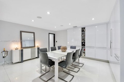 Casa en venta en Miami, Florida, 5 dormitorios, 334.54 m2 № 2000678 - foto 6