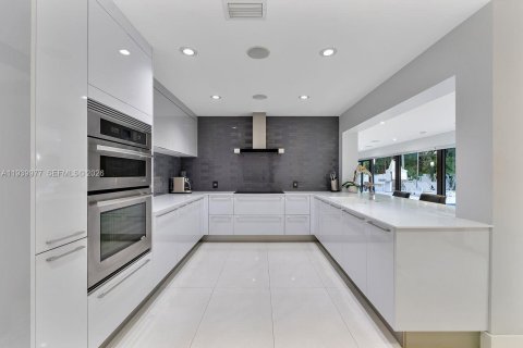 Casa en venta en Miami, Florida, 5 dormitorios, 334.54 m2 № 2000678 - foto 7
