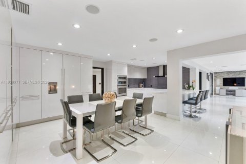 Casa en venta en Miami, Florida, 5 dormitorios, 334.54 m2 № 2000678 - foto 9