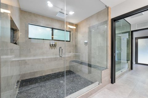 Casa en venta en Miami, Florida, 5 dormitorios, 334.54 m2 № 2000678 - foto 30