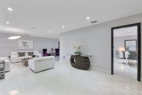 Casa en venta en Miami, Florida, 5 dormitorios, 334.54 m2 № 2000678 - foto 5
