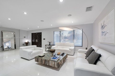 Casa en venta en Miami, Florida, 5 dormitorios, 334.54 m2 № 2000678 - foto 4