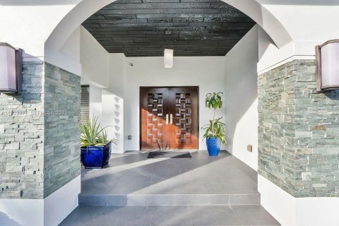 Casa en venta en Miami, Florida, 5 dormitorios, 334.54 m2 № 2000678 - foto 3