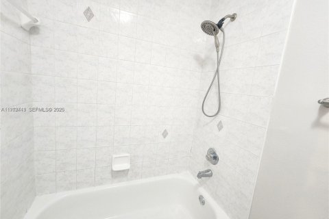 Condo in Hialeah Gardens, Florida, 2 bedrooms  № 2041189 - photo 21