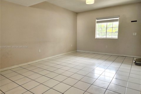 Condo in Hialeah Gardens, Florida, 2 bedrooms  № 2041189 - photo 8