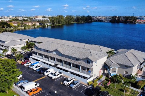 Condo in Hialeah Gardens, Florida, 2 bedrooms  № 2041189 - photo 2