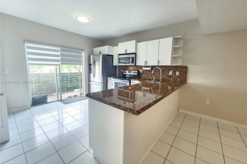Condo in Hialeah Gardens, Florida, 2 bedrooms  № 2041189 - photo 9