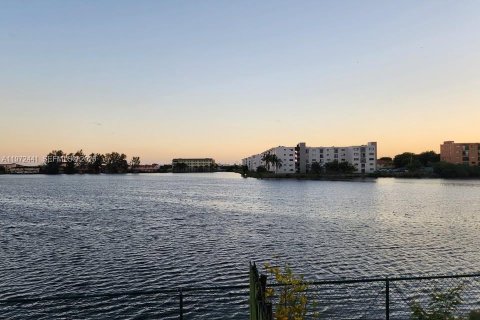 Condo in Hialeah Gardens, Florida, 2 bedrooms  № 2041189 - photo 3