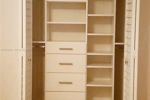Condo in Hialeah Gardens, Florida, 2 bedrooms  № 2041189 - photo 23