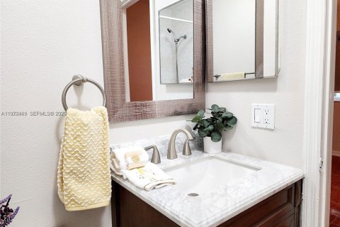 Condo in Hialeah Gardens, Florida, 2 bedrooms  № 2041189 - photo 19