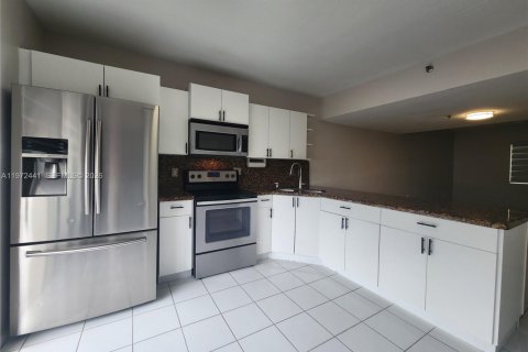 Condo in Hialeah Gardens, Florida, 2 bedrooms  № 2041189 - photo 10