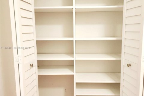 Condo in Hialeah Gardens, Florida, 2 bedrooms  № 2041189 - photo 26